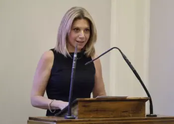 ΚΑΘΗΓΗΤΗΣ ΤΣΟΚΑΣ: Αξιαγάπητη!. Κυρία Καρυστιανού!. ΘΕΛΕΤΕ?