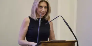 ΚΑΘΗΓΗΤΗΣ ΤΣΟΚΑΣ: Αξιαγάπητη!. Κυρία Καρυστιανού!. ΘΕΛΕΤΕ?