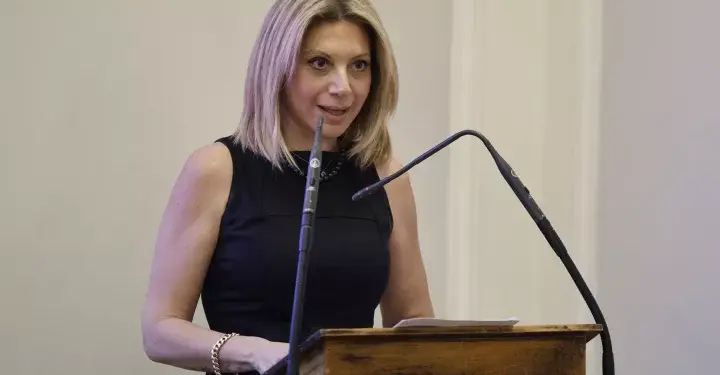 ΚΑΘΗΓΗΤΗΣ ΤΣΟΚΑΣ: Αξιαγάπητη!. Κυρία Καρυστιανού!. ΘΕΛΕΤΕ?
