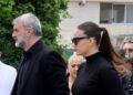 Οι συγκινητικοί επικήδειοι στην κηδεία της Γωγώς Μαστροκώστα από τον σύζυγό της Τραϊανό Δέλλα και την κόρη τους, Βικτώρια.…