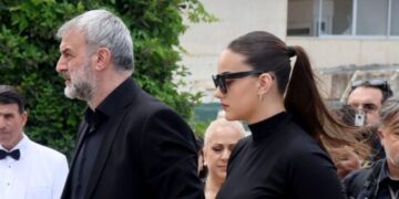 Οι συγκινητικοί επικήδειοι στην κηδεία της Γωγώς Μαστροκώστα από τον σύζυγό της Τραϊανό Δέλλα και την κόρη τους, Βικτώρια.…