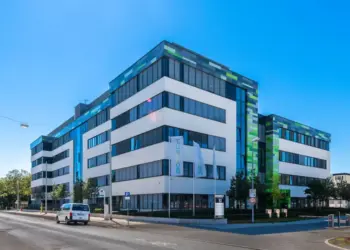 Το Χρυσωρυχείο των Εμβολίων της BioNTech έχει Στερέψει – Τα Εργοστάσια της στην Γερμανία Κλείνουν