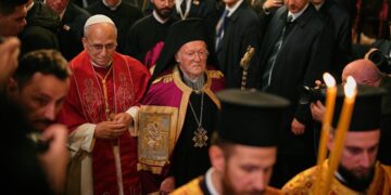 Πῶς εἶναι δυνατόν νά ὀνομάζουμε σήμερα τούς παπικούς «ἀδελφή ἐκκλησία» καί νά πολυχρονίζουμε τόν πάπα μέσα στό ἴδιο μας τό πατριαρχεῖο;