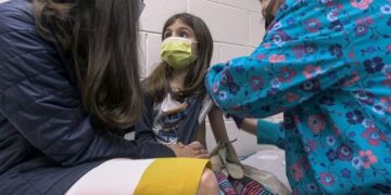 Oklahoma και Louisiana θα απαιτούν από τους ιατροδικαστές να συμπεριλαμβάνουν αρχεία εμβολιασμών στις νεκροψίες παιδιών που πεθαίνουν ανεξήγητα