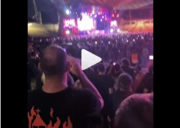 Στη μαύρη τελετουργία των Iron Maiden και του 666 χθες στο ΟΑΚΑ οι λάτρεις του 666 έφεραν μπλουζάκια με στάμπες εκκλησίες να καίγονται.. και ΘΑ ΚΑΟΥΝ..!!!