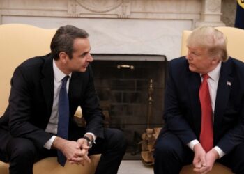 Ο MAGA Μητσοτάκης και η υποτέλεια του! Τι γράφει το Politico για τις παλινωδίες και την υποταγή του