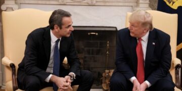 Ο MAGA Μητσοτάκης και η υποτέλεια του! Τι γράφει το Politico για τις παλινωδίες και την υποταγή του