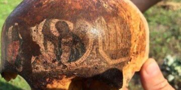ΣΗΜΕΙΟ! Ανακαλύφθηκε κρανίο στρατιώτη του Κόκκινου Στρατού που πάνω του έχουν σχηματιστεί εικόνες Αγίων και του Χριστού!