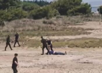 Άγριος διωγμός ομογενών στην Αλβανία! Βίντεο-σοκ με τον Έλληνα διαδηλωτή να καταρρέει από τα χτυπήματα στον λαιμό