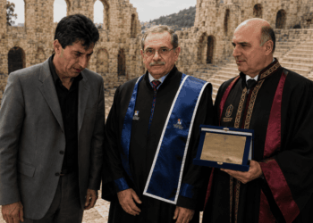 Η Κηδεία του Πνεύματος: Όταν ο Λιαντίνης συνάντησε τα Σούπερ Μάρκετ και τα Παράθυρα των 20:00