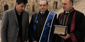 Η Κηδεία του Πνεύματος: Όταν ο Λιαντίνης συνάντησε τα Σούπερ Μάρκετ και τα Παράθυρα των 20:00
