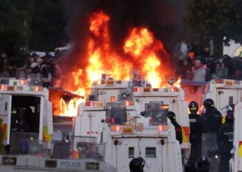 Νύχτα τρόμου στο Belfast… Κουκουλοφόροι κυνηγούν μετανάστες, καίνε σπίτια – Απίστευτη τροπή με εμπλοκή του Elon Musk