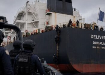 Φωτιά στη Μεσόγειο – Ρεσάλτο Γάλλων κομάντος σε τάνκερ με 150.000 τόνους ρωσικό πετρέλαιο – Οργή: «Φρένο στους πειρατές»