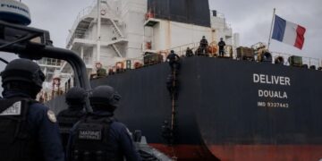 Φωτιά στη Μεσόγειο – Ρεσάλτο Γάλλων κομάντος σε τάνκερ με 150.000 τόνους ρωσικό πετρέλαιο – Οργή: «Φρένο στους πειρατές»