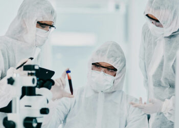 Βιολογικά Εργαστήρια, Δείγματα DNA & Τεχνητή Νοημοσύνη: Γιατί η Μόσχα Κρούει τον Κώδωνα του Κινδύνου