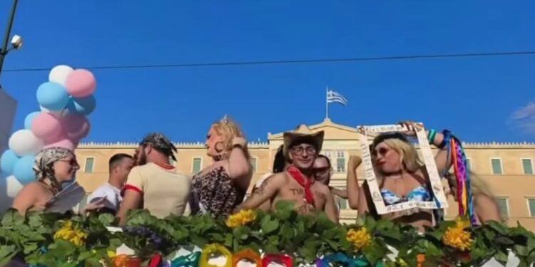 Για δέκα χρόνια ήμουν τραβεστί. Με έσωσε ο…
