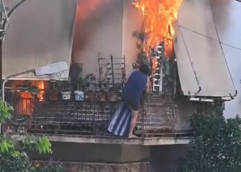 Σύγχρονη ηρωίδα η 75χρονη, σώζει τη σημαία από την φωτιά (vid)