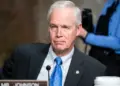 Γερουσιαστής [Sen.] Ron Johnson Η συγκάλυψη των παρενεργειών των εμβολίων είναι το μεγαλύτερο σκάνδαλο της ζωής μας