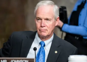 Γερουσιαστής [Sen.] Ron Johnson Η συγκάλυψη των παρενεργειών των εμβολίων είναι το μεγαλύτερο σκάνδαλο της ζωής μας