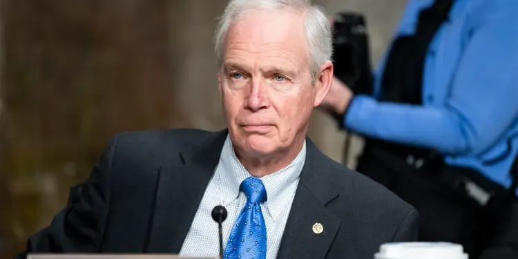 Γερουσιαστής [Sen.] Ron Johnson Η συγκάλυψη των παρενεργειών των εμβολίων είναι το μεγαλύτερο σκάνδαλο της ζωής μας