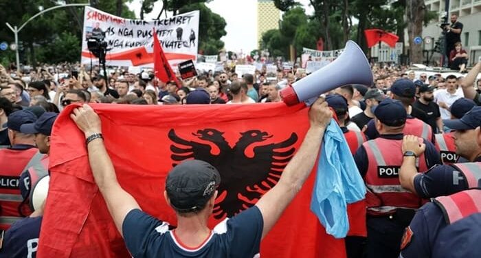 Οι Αλβανοί διώχνουν τους Εβραίους από τη Χώρα τους