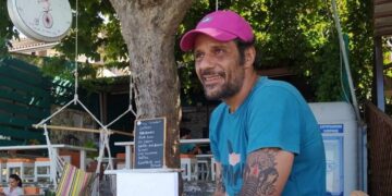 Ο Γιώργος Σεϊταρίδης παράτησε την Αθήνα και την τηλεόραση και έγινε μελισσοκόμος στο Πήλιο