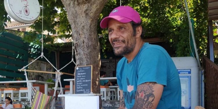 Ο Γιώργος Σεϊταρίδης παράτησε την Αθήνα και την τηλεόραση και έγινε μελισσοκόμος στο Πήλιο