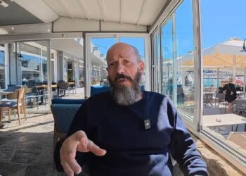 Μιχάλης Καλογεράκης – “Εδώ και καιρό έχω την πεποίθηση ότι κάτι κακό θα συμβεί, κάτι πολύ κακό. Θέλω λοιπόν να μας βρει προετοιμασμένους…” (Απάντηση για τον λόγο που έφτιαξε πυρηνικό καταφύγιο)