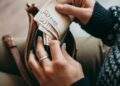 Η Μεγάλη Επιστροφή των Μετρητών: Όταν οι «Πρωτοπόροι» της Ψηφιοποίησης Αλλάζουν Γνώμη