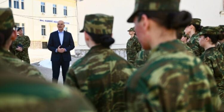 Μαζικές αποχωρήσεις γυναικών από τον Στρατό! Έφοδος Δένδια τα ξημερώματα: “Πετάξτε έξω τους Αξιωματικούς, θέλω να μάθω την αλήθεια”