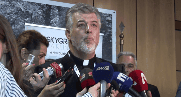Ο παπάς που άφησε χιλιάδες Έλληνες στον δρόμο και τώρα «λιβανίζει» τον Γεωργιάδη (Βίντεο)