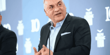 Μας σερβίρουν μεταλλαγμένα χωρίς ταμπέλες: Το ηχηρό «όχι» Κεφαλογιάννη που έσπασε την κομματική γραμμή και έκανε άνω-κάτω την κυβέρνηση