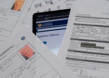 Τους κλείνουν τα στόματα έναν προς έναν…