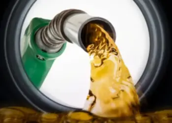 Η βενζίνη στην Ελλάδα πρέπει να έχει ρινίσματα χρυσού. Η σύγκριση με τις υπόλοιπες χώρες προκαλεί απογοήτευση