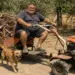 «Το τσιγάρο, το ρολόι και το κομποσχοίνι – Μια συνάντηση στην ελληνική ύπαιθρο που άλλαξε την οπτική μου»