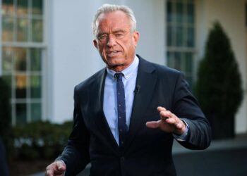 Πως ο Robert F. Kennedy Jr. ανοίγει παράθυρο αποζημιώσεων δις δολαρίων στους τραυματίες των εμβολίων COVID-19
