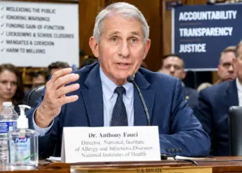 Snyder: Τα Εγκλήματα Κατά της Ανθρωπότητας που Διαπράχθηκαν από Έναν από τους Μεγαλύτερους Εγκληματίες στην Ιστορία των ΗΠΑ Δεν Πρέπει Ποτέ να Ξεχαστούν