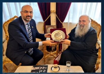 Δεν είναι ραβίνος … είναι ο αρχιεπίσκοπος Κύπρου που απένειμε τιμητική πλακέτα στον απερχόμενο Πρέσβη του Ισραήλ!