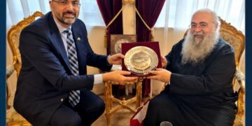 Δεν είναι ραβίνος … είναι ο αρχιεπίσκοπος Κύπρου που απένειμε τιμητική πλακέτα στον απερχόμενο Πρέσβη του Ισραήλ!