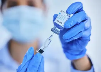 Ν.Γουλφ: «Τα εμβόλια covid-19 προκάλεσαν μαζική ύπνωση και βλάβη στον εγκέφαλο» (βίντεο)