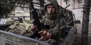 Ξεσηκωμός στην Ουκρανία για την υποχρεωτική επιστράτευση – Πολίτες ανέτρεψαν όχημα στρατολόγησης