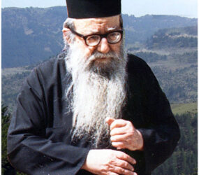 ΚΑΤΩ η ΧΟΥΝΤΑ του ΜΗΤΣΟΤΑΚΗ. – Νέα ΕΙΣΒΟΛΗ Αστυνομικών και ΣΥΛΛΗΨΗ πολύτεκνου ευλαβούς ιερέως.