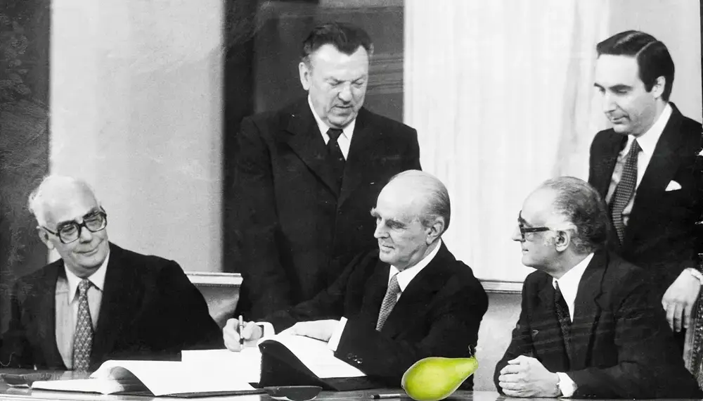 Γ.Μ: Πίσω έχει η αχλάδα την ουρά …