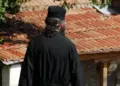 «Πηγαίνετε σε ξενοδοχείο με την ευχή μου»: Ιερέας έπιασε ζευγάρι να ερωτοτροπεί μέσα σε ναό & τους έδωσε 100 ευρώ!