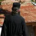 «Πηγαίνετε σε ξενοδοχείο με την ευχή μου»: Ιερέας έπιασε ζευγάρι να ερωτοτροπεί μέσα σε ναό & τους έδωσε 100 ευρώ!