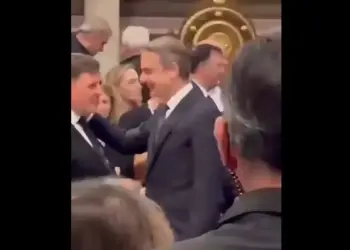 Ο ακατανόμαστος χαμογελαστός και χαζοχαρούμενος και στην κηδεία Βαρβιτσιώτη.
