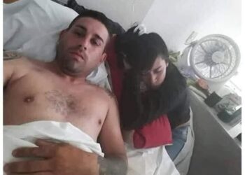 Αυτή που βλέπετε να κοιμάται δίπλα μου στην φωτογραφία είναι η πρώην γυναίκα μου. Πάνε επτά μήνες που χωρίσαμε….