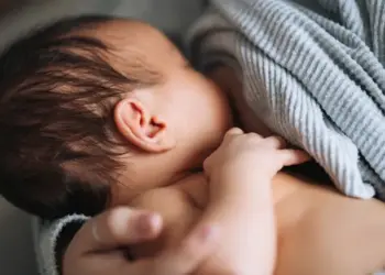 Σάλος στη Βρετανία: Το NHS επιμένει ότι το γάλα διεμφυλικών γυναικών είναι είναι εξίσου καλό με το μητρικό