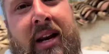 Ζωντανό θαύμα στις φλόγες.