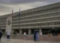 Αποκάλυψη Τάκερ: Γιατί FDA και NIH επέβαλλαν λόκνταουν και λοιπά μέτρα για τον κορωνοϊό. Πάντως όχι για αυτό που νομίζετε.